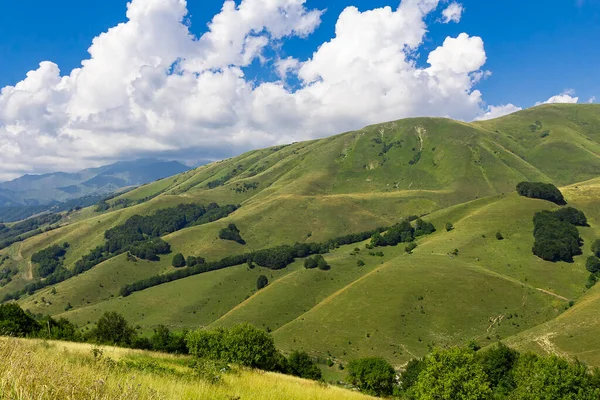 Groene Bergen Van Ossetië Cascades Van Bergtoppen Tegen Blauwe Lucht — Stockfoto