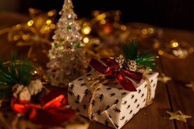 Yılbaşı kutuları ve hediyeler. Sarı çelenk ve dekoratif yıldızlar.