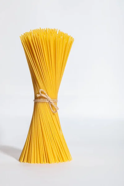Mazzo Dritto Mazzo Spaghetti Crudi Legati Con Corda Pacchetto Fondo — Foto Stock