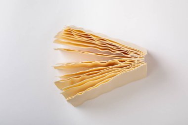 Çiğ lazanya. Beyaz arka planda lazanya için kuru hamur çarşafları. İtalyan yemeği..