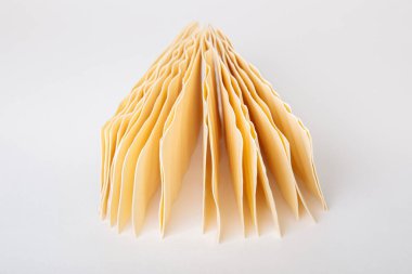 Çiğ lazanya. Beyaz arka planda lazanya için kuru hamur çarşafları. İtalyan yemeği..