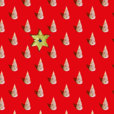 Kırmızı arka planda Noel oyuncağı ağacı. Desen.