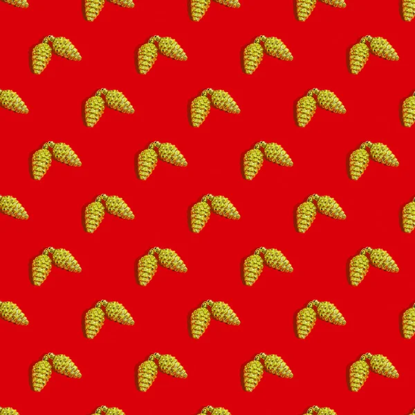 Nahtlose Weihnachtstextur Goldener Tannenzapfen Auf Rotem Hintergrund Stichprobe — Stockfoto