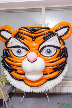 Balondan yapılmış kaplan suratlı bir Noel figürü. Yeni 2022 'nin sembolü.