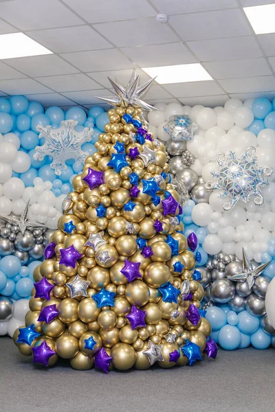 La figura de un árbol de Navidad hecho de globos. El símbolo del nuevo 2022 Fotos De Stock