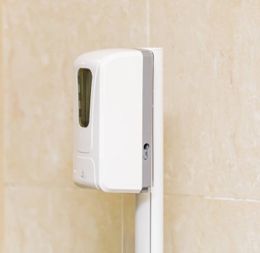 Halka açık yerlerde otomatik temas olmayan el dezenfektanı. Yakın plan..