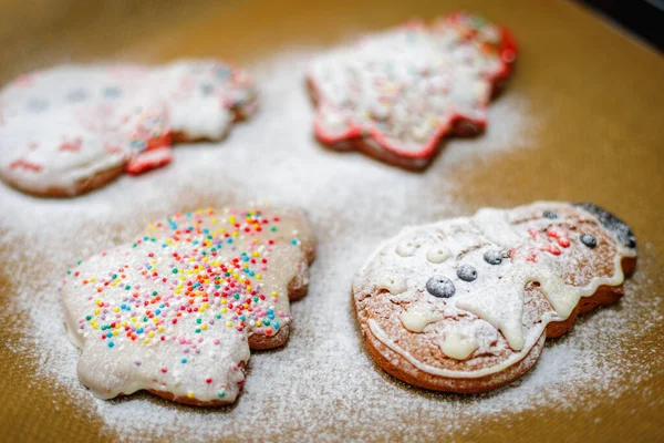 Świąteczne Ciasteczka Posypane Cukrem Pudrem Blasze Choinka Bałwan Kształt Cookie — Zdjęcie stockowe