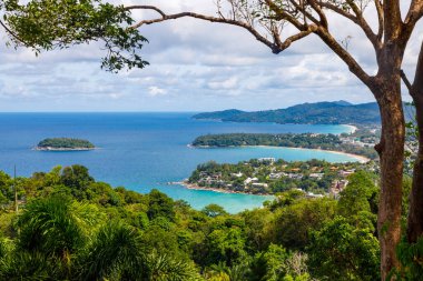 Gözlem güvertesinden Phuket plajlarının manzarası. Plajlar ve adalar zengin yeşilliklerle kaplıdır..