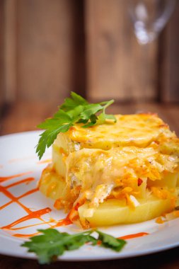 Beyaz bir tabakta bir porsiyon kabak güveci servis edilir. Sağlıklı yemek..