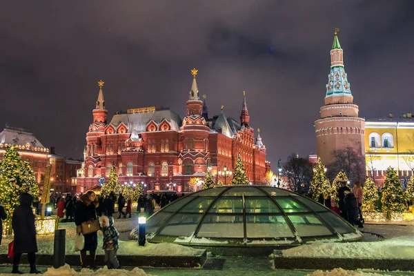 New Year in Moscow near Red Square. Decorated buildings and a tree with lights and garlands. Moscow, Russia January 5, 2019 — Zdjęcie stockowe