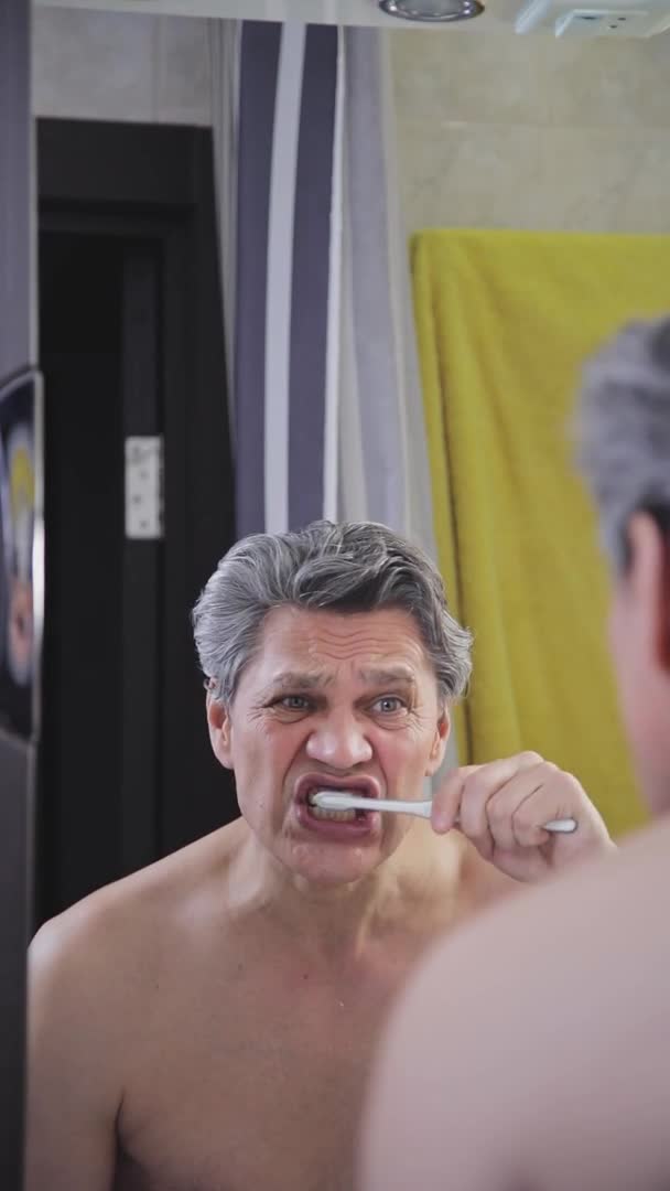 Uomo Dai Capelli Grigi Adulto Lava Denti Con Uno Spazzolino — Video Stock