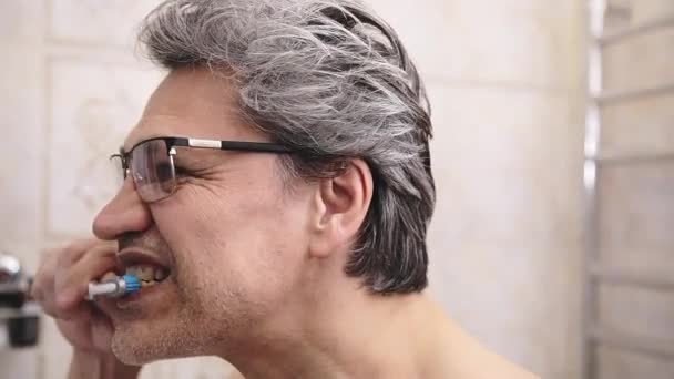 Uomo Dai Capelli Grigi Adulto Lava Denti Con Uno Spazzolino — Video Stock