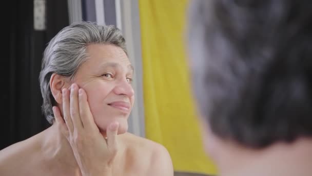Adult Gray Haired Man Examines His Face Front Mirror Shaving — Vídeo de Stock