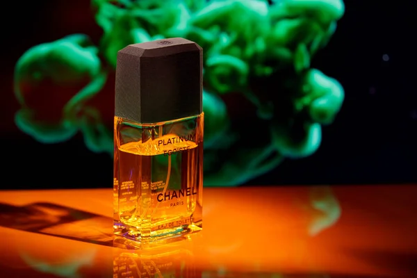 Francuskie Perfumy Jasnym Tle Moskwa Rosja Stycznia 2022 — Zdjęcie stockowe