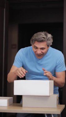 Adam mağazadaki ayakkabı satın almaktan memnun. Sevinçler, kahkahalar, olumlu duygular.