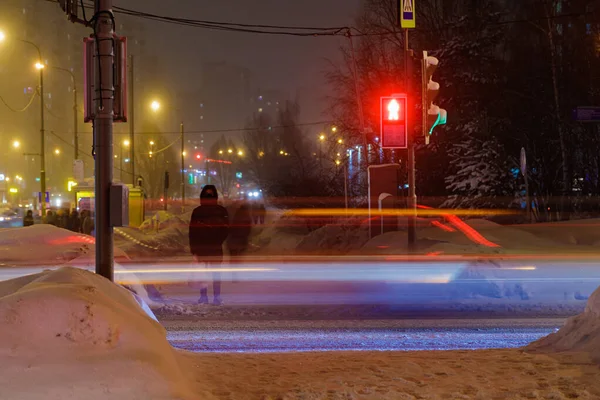 Mężczyzna Stoi Światłach Zimą Samochody Przednimi Światłami Przejeżdżają Obok — Zdjęcie stockowe
