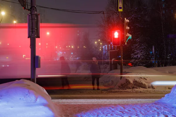 Zimą Kobieta Stoi Światłach Przejeżdżają Samochody Reflektorami Zapaliło Się Czerwone — Zdjęcie stockowe