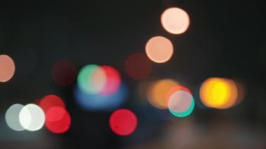 Yoldaki arabaların ışıklarından gelen çok renkli bokeh. Odaklanmayın.