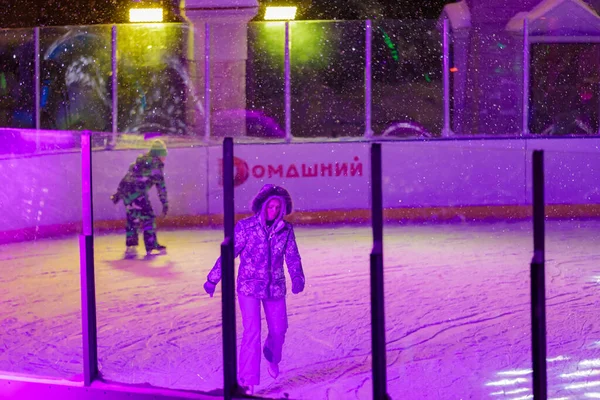 People Skate Evening Lighted Ice Rink Blizzard Raging Snow Falling — Stock Photo, Image