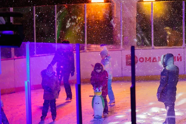 Mensen Schaatsen Avonds Een Verlichte Ijsbaan Woedt Een Sneeuwstorm Valt — Stockfoto