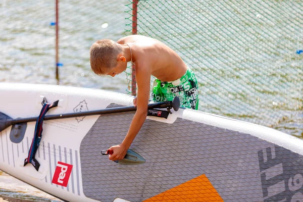 Niño Comprueba Una Tabla Remo Inflable Antes Una Competición Rusia —  Fotos de Stock