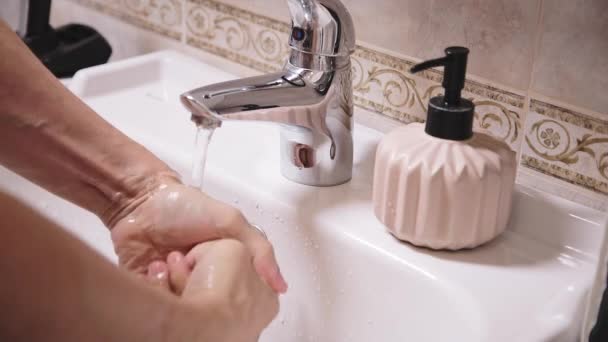 Muž si umývá ruce v umyvadle. Detailní záběr — Stock video