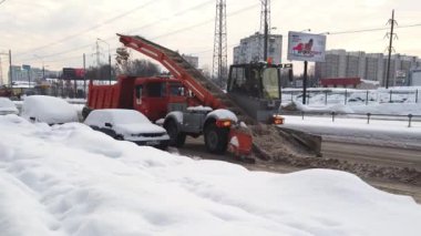 Patileri olan özel ekipmanlarla yolda kar temizleme. Moskova Rusya 5 Şubat 2022.