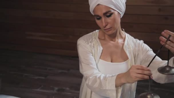 Une Femme Accomplit Rituel Tibétain Avec Des Cloches Sonores Concept — Video