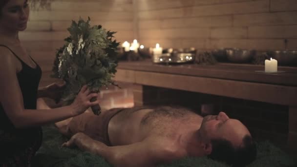 Una Mujer Realiza Ritual Baño Para Hombre Con Ayuda Escobas — Vídeo de stock