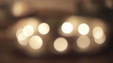 Tibet şarkı kaseleri kuru otlarla dolu ve sisli mumlar yakıyor. Işık Bokeh 'i.