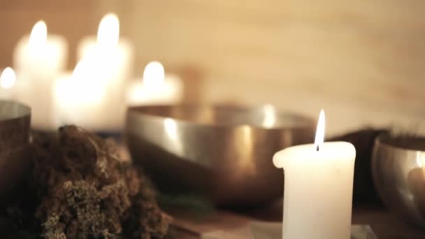 Tigelas Tibetanas Cantando Com Cachos Grama Seca Velas Fundo Madeira — Vídeo de Stock