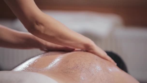 Een Vrouw Geeft Een Man Een Rituele Rugmassage Het Concept — Stockvideo