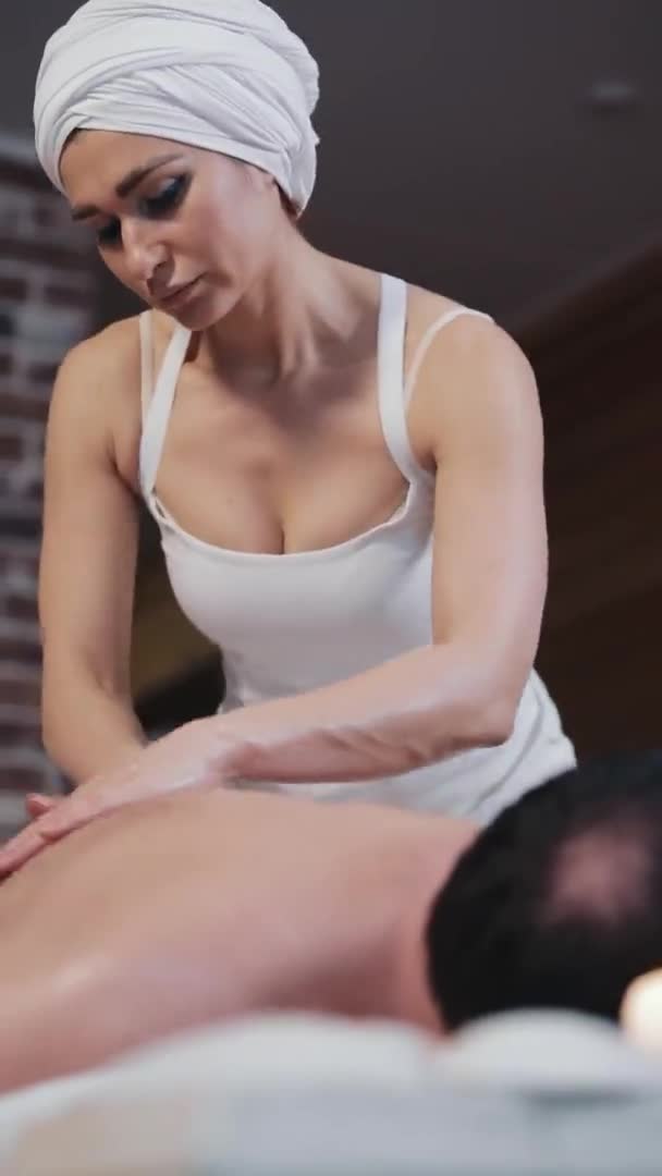 Uma Mulher Faz Uma Massagem Ritual Costas Homem Conceito Terapia — Vídeo de Stock