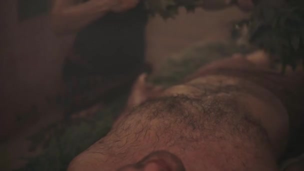 Uma Mulher Realiza Ritual Banho Para Homem Com Ajuda Vassouras — Vídeo de Stock
