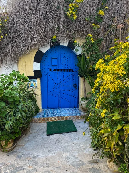Sidi bou Said, Tunesië - 6 januari 2022: Blauwe deur in Sidi bou Said — Stockfoto