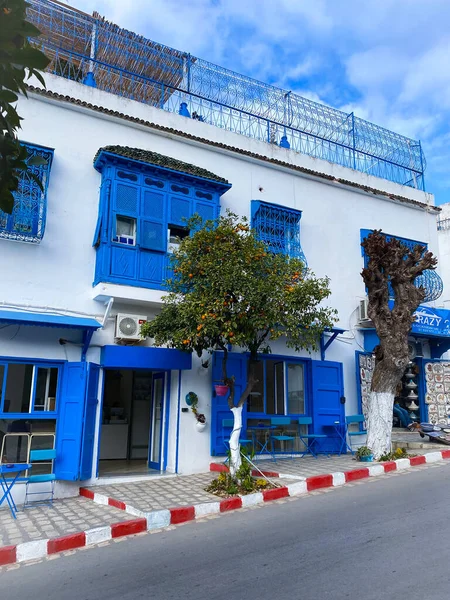 Sidi bou Said, Tunus - 6 Ocak 2022: Mavi ve beyaz bina