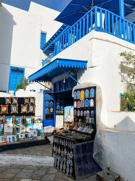 Sidi bou Said, Tunus - 6 Ocak 2022: Sidi bou Said 'deki hediyelik eşya