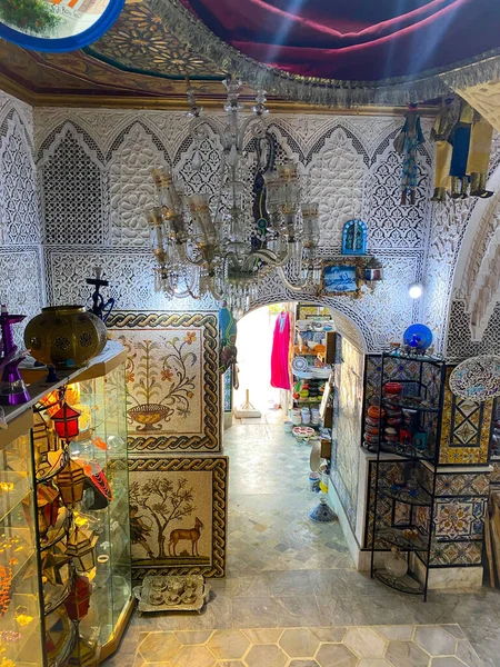 Sidi bou Said, Tunus - 6 Ocak 2022: Bir hediyelik eşya dükkanının içi