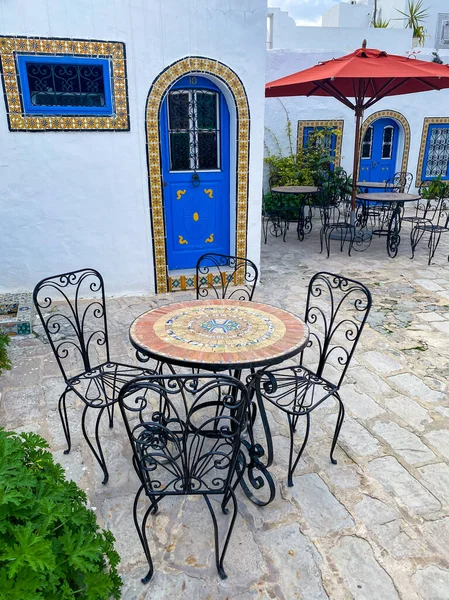Sidi bou Said, Tunus - 6 Ocak 2022: Geleneksel iç avlu