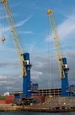Southampton, İngiltere, İngiltere. 2021 yılı. İki iskele vinci, yirmilik kaldırma işlemine ve taşımacılık endüstrisinin kargo taşımacılığı için yüksek kaldırma kapasitesine sahip..