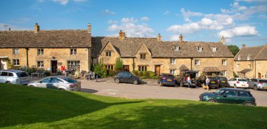 Guiting Power, Gloucestershire, İngiltere. 2021 yılı. Guiting Power İngiltere 'nin en iyi köylerini oyladı. Köy merkezi ve Eski Postane ve çay odaları..