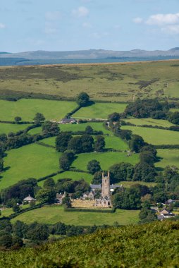 Widecombe in the Moor, Dartmoor, Devon, England, UK. 2021 yılı. St Pancras Kilisesi aynı zamanda Moors Katedrali olarak da bilinir. Dartmoor, Devon, İngiltere 'nin arka planına sahiptir..
