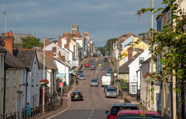 Honiton, Devon, İngiltere, İngiltere. 2021 yılı. Yıllar önce dantellerle tanınan tarihi Honiton kasabasının genel manzarası..