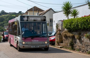 Mousehole, Cornwall, İngiltere. 2021 yılı. Fare deliği ve Penzance kasabasına giden sahil otobüsü servisi.. 