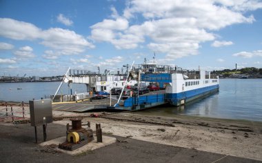 Torpoint, Cornwall, İngiltere, İngiltere. 2021 yılı. Torpoint, Cornwall 'dan kalkan zincirleme terör feribotu Tamar nehrini geçerek Plymouth, Devon' a gidecek. Araç ve yolcu kargosu. 