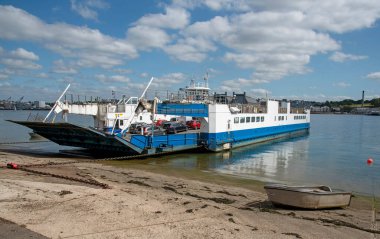 Torpoint, Cornwall, İngiltere, İngiltere. 2021 yılı. Torpoint, Cornwall 'dan kalkan zincirleme terör feribotu Tamar nehrini geçerek Plymouth, Devon' a gidecek. Araç ve yolcu kargosu. 