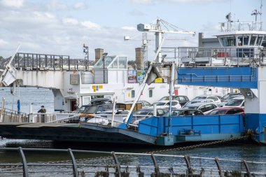 Torpoint, Cornwall, İngiltere, İngiltere. 2021 yılı. Torpoint, Cornwall 'a Plymouth Devon' dan Tamar Nehri 'ni geçen bir feribot geliyor. Araç ve yolcu kargosu.