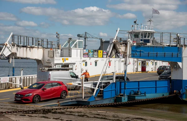 Torpoint Cornwall England 2021 Red Car Ramp Unloading Roll Rool — Stock Photo, Image