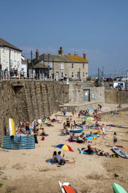Mousehole, Cornwall, İngiltere, İngiltere. 2021 yılı. Güney Cornwall 'da Cornwall' da popüler bir Cornish tatil ve balıkçılık merkezi..