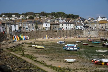 Mousehole, Cornwall, İngiltere, İngiltere. 2021 yılı. Güney Cornwall 'da Cornwall' da popüler bir Cornish tatil ve balıkçılık merkezi..